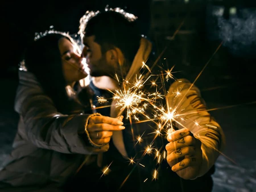 Pareja celebrando un momento especial juntos